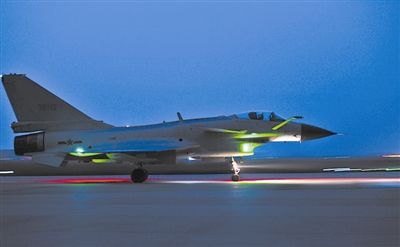 殲十“藍軍”飛行員駕機升空夜戰(zhàn),。本報特約通訊員 黃子岳攝