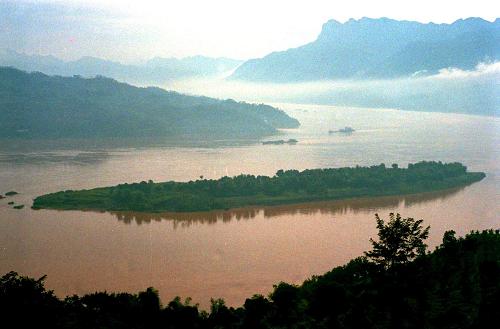 千秋三峽 世紀(jì)偉業(yè)——三峽工程見證新中國60年發(fā)展足跡 這是中堡島的原始地貌(資料照片)。三峽工程于1994年12月14日正式開工,,工程采用分期導(dǎo)流方式,,分三期進行施工,,以中堡島為分界點向兩側(cè)延伸,,分別修建左岸和右岸大壩,。 “截斷巫山云雨,,高峽出平湖”,,隨著設(shè)計建設(shè)任務(wù)的如期完成,,歷經(jīng)近17年的建設(shè),,舉世矚目的三峽工程將一代偉人的豪邁設(shè)想變?yōu)楝F(xiàn)實。承載著共和國水利輝煌夢想的三峽工程,,鑄就了惠及千秋的民生水利,。 三峽工程凝聚了幾代中央領(lǐng)導(dǎo)集體和全國人民的智慧與力量。1978年至1988年,,三峽工程基本完成了建設(shè)的決策準(zhǔn)備,;1988年至1998年,三峽工程正式開工并實現(xiàn)大江截流,;1998年至2008年,,三峽樞紐主體工程、輸變電工程和移民工作基本完成,,三峽水庫實現(xiàn)了175米蓄水的最終目標(biāo)條件,,使夢想變?yōu)楝F(xiàn)實。 新華社發(fā)